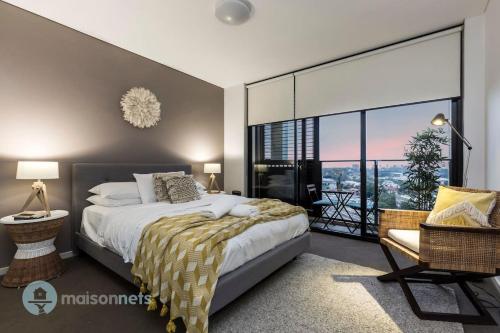悉尼Redfern One Bedroom Apartment with Views的一间卧室设有一张床和一个大窗户