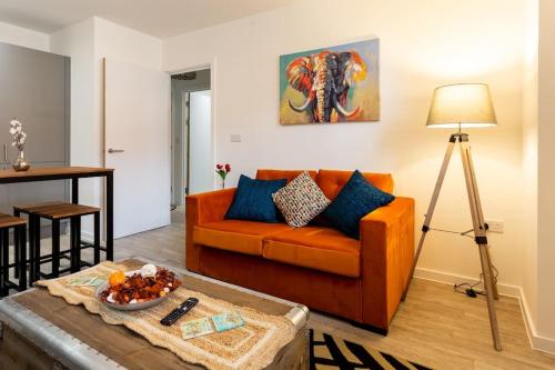 汤顿1 Bedroom Haven in Taunton Free Parking的客厅配有橙色沙发和桌子