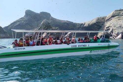 帕拉卡斯HOSPEDAJE WELCOME paracas的一群人乘着船在水里骑着