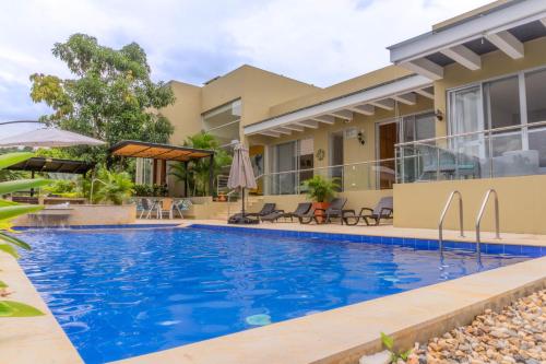 阿纳波伊马Casa Campestre - Pet Friendly - Green Energy的度假村内带游泳池的别墅