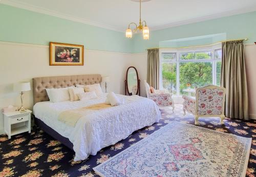 希尔斯维尔Rosebank Guesthouse的一间卧室配有一张床、镜子和窗户