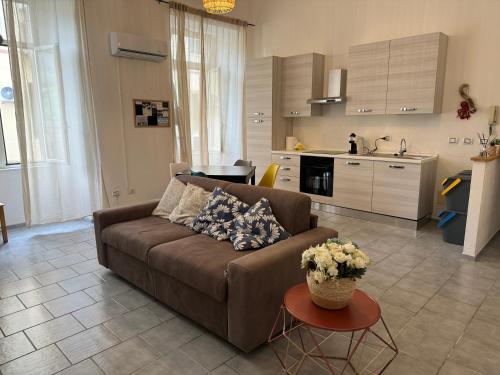 巴科利La Casa di Baia的带沙发的客厅和厨房