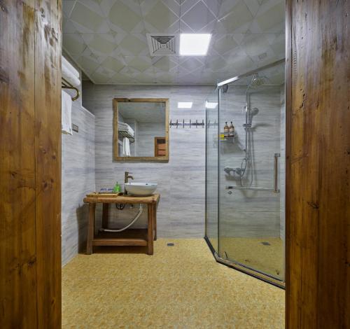 阳朔云舍山宿的一间带水槽和淋浴的浴室