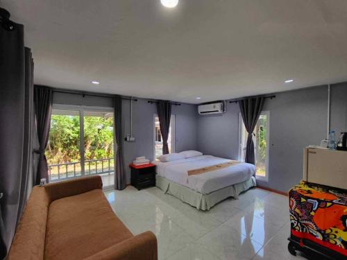 阁帕延岛family resort的一间卧室配有一张床和一张沙发