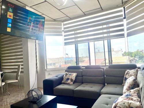 马查拉Moderno, grande, amplia vista, parqueo的带沙发和平面电视的客厅