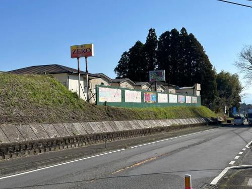 TanigashiraホテルZERO的山坡上带有标志的道路