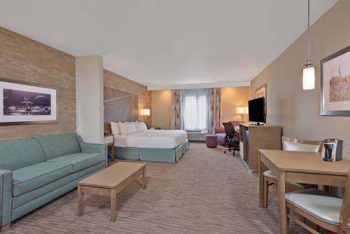 新坎伯兰新布劳恩费尔斯智选假日酒店 的酒店客房,配有床和沙发