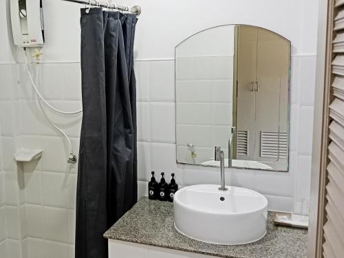 湄南海滩Ampha Place Hotel的浴室设有白色水槽和镜子