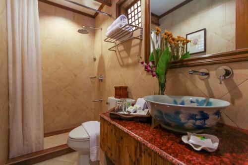 长滩岛长滩热带贝斯特韦斯特酒店的一间带碗水槽和卫生间的浴室