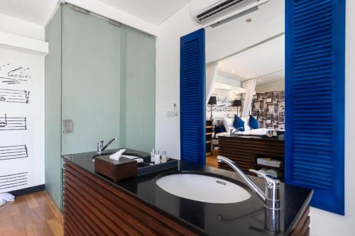 塞米亚克德鲁巴迪之四酒店的一间带水槽和镜子的浴室