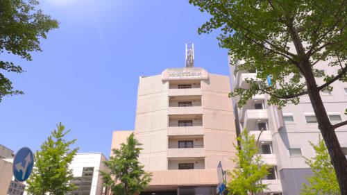 米子市HOTEL FRONTIER YONAGO (ホテルフロンティア米子)的一座建筑的顶部有天线