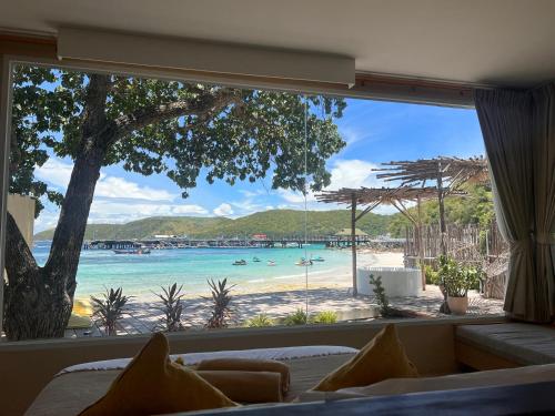 格兰岛Cordelia Villa Koh Larn的客厅的窗户享有海滩美景。