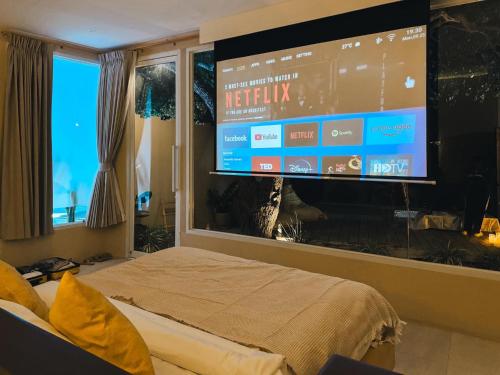 格兰岛Cordelia Villa Koh Larn的一间卧室,在房间内配有大电视
