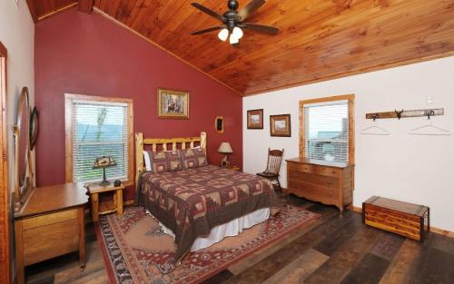 加特林堡Falcons View的一间卧室配有一张床和吊扇