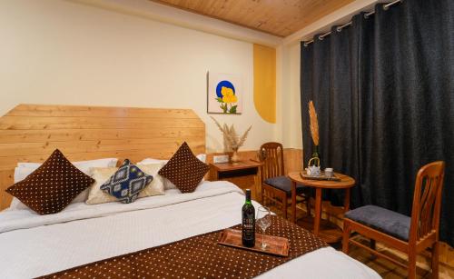 马拉里Orchard ArtHouse的酒店客房带一张床、一张桌子和椅子