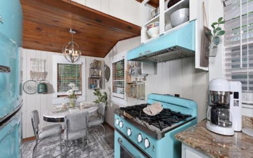 加特林堡River Romance的厨房配有蓝色炉灶和水槽