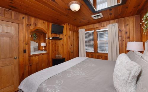 加特林堡River Romance的小木屋内一间卧室,配有一张床