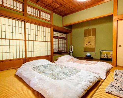富士吉田市富士吉田かつまたや的一间带一张大床的卧室,位于带窗户的房间内