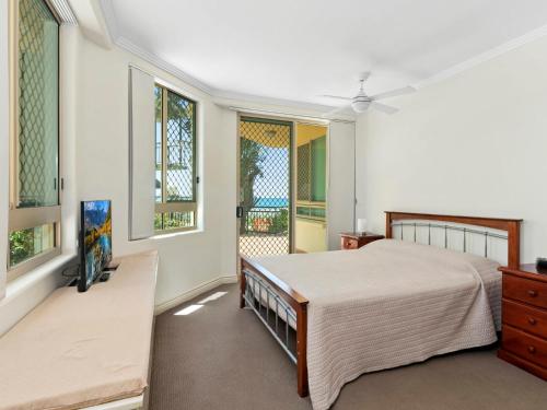 黄金海岸Casa del Rey 1的一间卧室设有一张床和两个窗户。