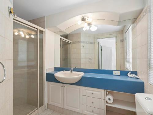 黄金海岸Casa del Rey 1的一间带水槽和镜子的浴室