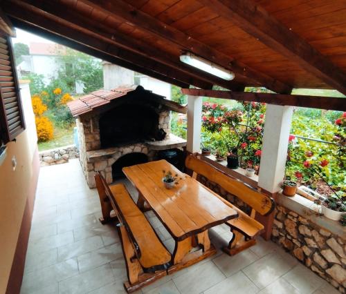 韦利拉特Apartments Josef - sea view的庭院设有木桌和石炉。