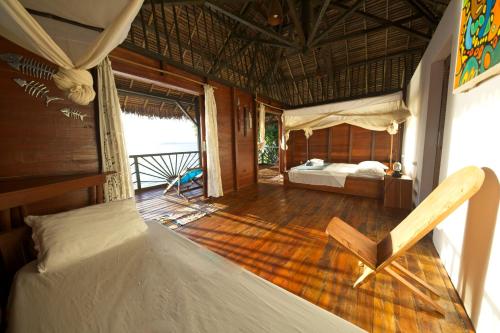 Nosy KombaNosy Komba Lodge的一间设有一张床的客房和一间设有一张床铺的卧室