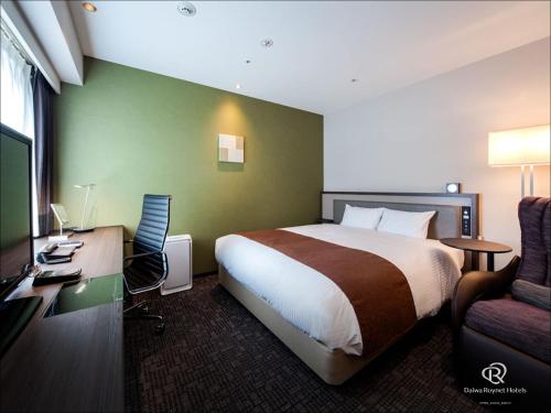 千叶千叶站前大和鲁内酒店的酒店客房配有一张床、一张桌子和一把椅子。