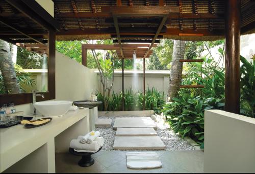 圣吉吉Qunci Villas Resort的一间带水槽和镜子的浴室