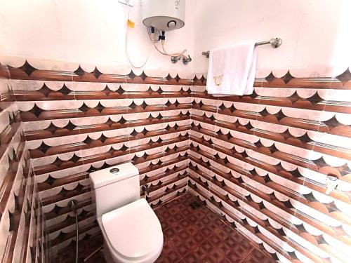 科代卡纳尔L.T NATURE GLAMPS的一间带木质墙壁和卫生间的浴室