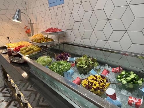 南昌南昌八一广场智选假日酒店的自助餐,包括许多不同的水果和蔬菜