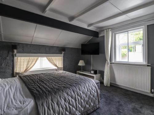 哈利法克斯Rock Hollow的一间卧室设有一张大床和一个窗户。