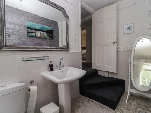 哈利法克斯Rock Hollow的白色的浴室设有水槽和镜子