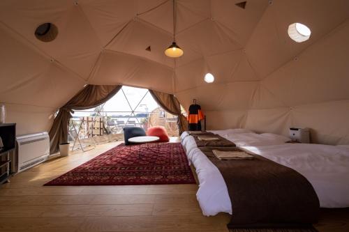 滨松villa vacances hamanako - Vacation STAY 43854v的帐篷内一间卧室,配有一张大床