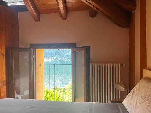 内索卡斯塔尼亚乡村别墅的一间卧室设有海景窗户