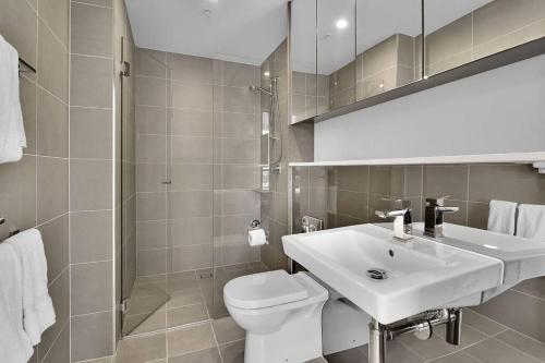 悉尼Amazing two bedroom St Leonards ATC62010的白色的浴室设有水槽和卫生间。