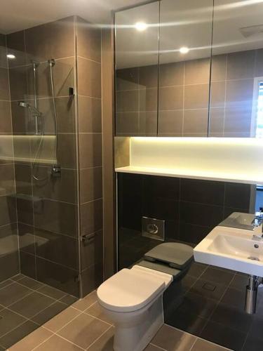 悉尼Stunning Apartment ATC61101的浴室配有卫生间、淋浴和盥洗盆。