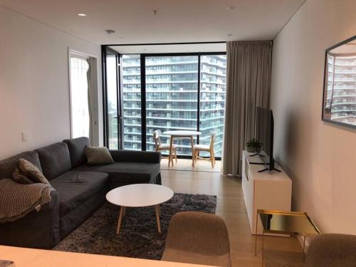 悉尼Stunning Apartment ATC61101的客厅配有沙发和桌子