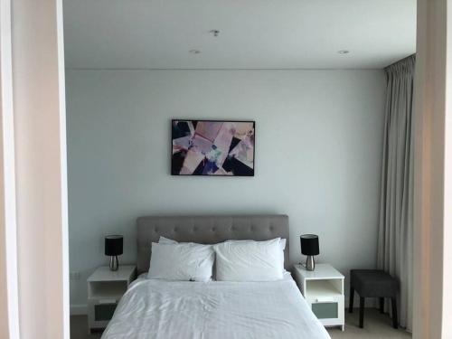 悉尼Stunning Apartment ATC61101的一间卧室配有白色床和2个床头柜