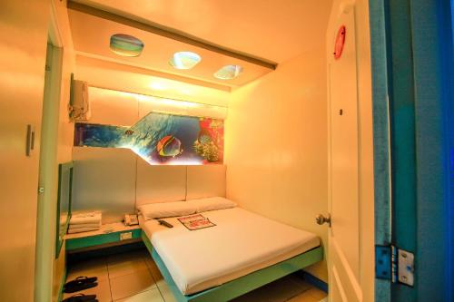 卡兰巴Astrotel Calamba的小房间,内有一张小床
