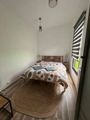 密古雷休治Tiny retreat的一间卧室配有一张带地毯的床和窗户
