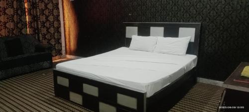 伊斯兰堡Morcopolo guest house的一张带白色床单和枕头的床