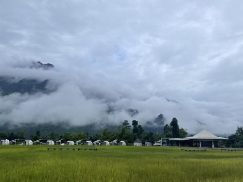 万荣Family Land Camping Resort的天空中云层的景象