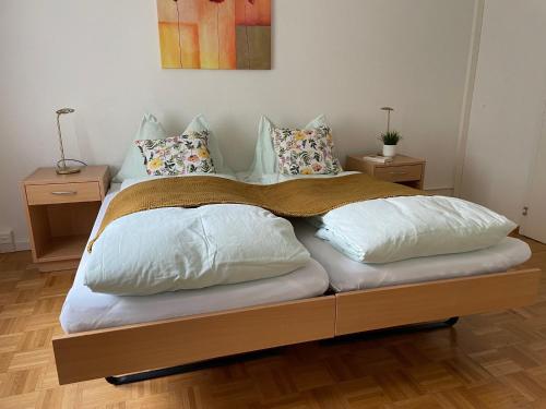 WalchwilZentrum Elisabeth的一张带枕头的床和2个床头柜