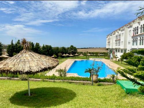 丹吉尔Appartement de vacances piscines et plage的一座带游泳池和大型建筑的度假村