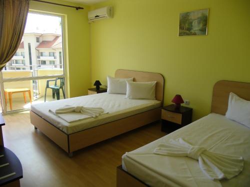 卡瓦尔纳阿尼利亚家庭酒店的一间卧室设有两张床和一个美景窗户。