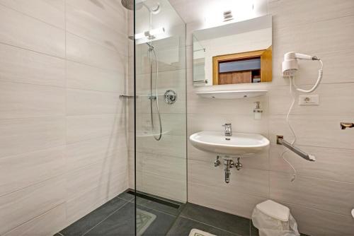 马兰扎Residence Condor的一间带水槽和淋浴的浴室
