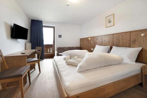 马兰扎Residence Condor的卧室配有一张白色大床和一张书桌