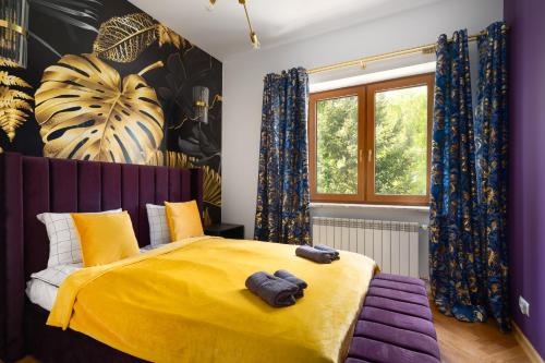 华沙Golden Villa Saska Kępa的一间卧室设有黄色的床和窗户。