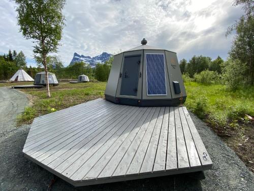 MelenNorth Experience Basecamp的木制甲板上的一个太阳能装置