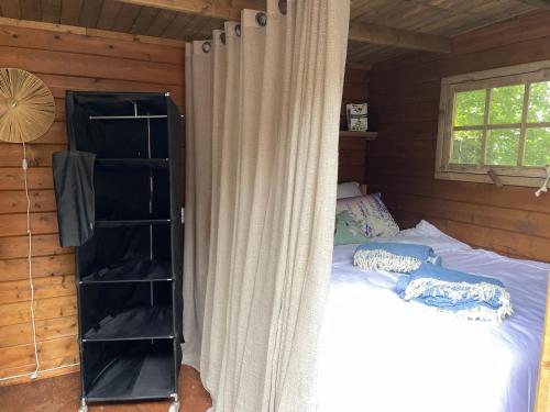Luxury Experience in Off The Grid Lodge at an Amazing Lake Vinkeveense Plassen客房内的一张或多张床位